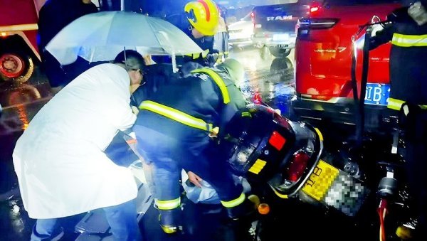 华霖资本 雨天路滑致摩托车追尾SUV 消防员“偶遇”事故现场紧急施救